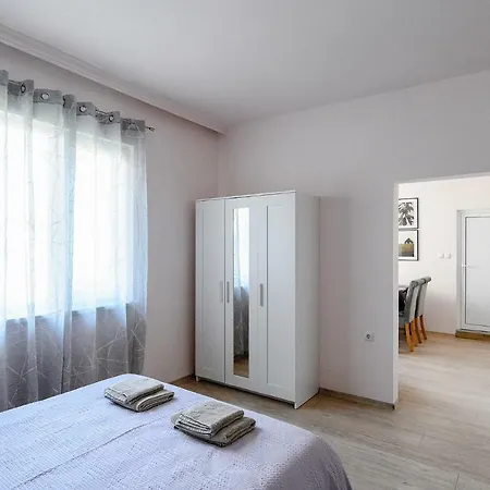 Apartament Thermi 1 *